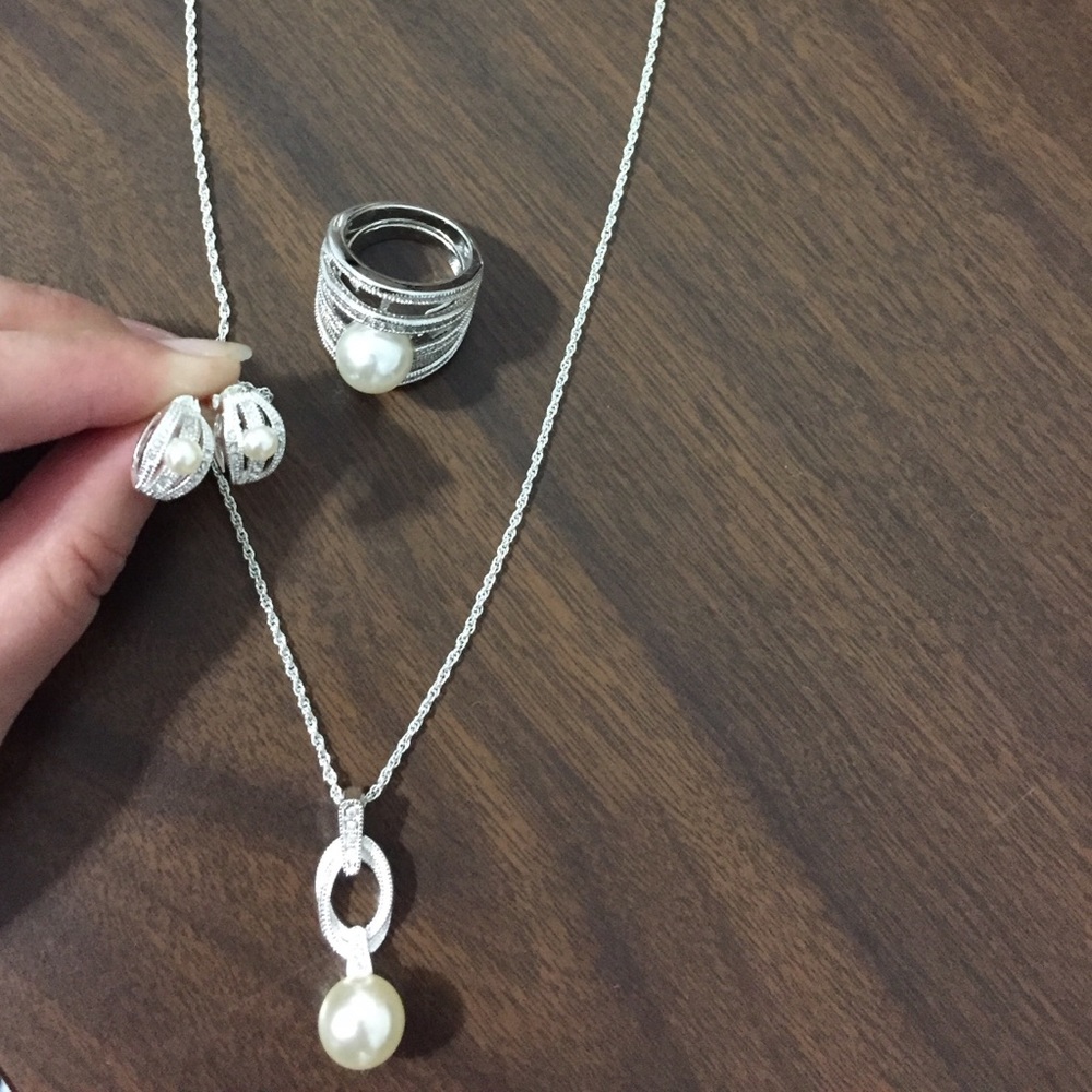 Fashion jewelry set. Pearl and silver